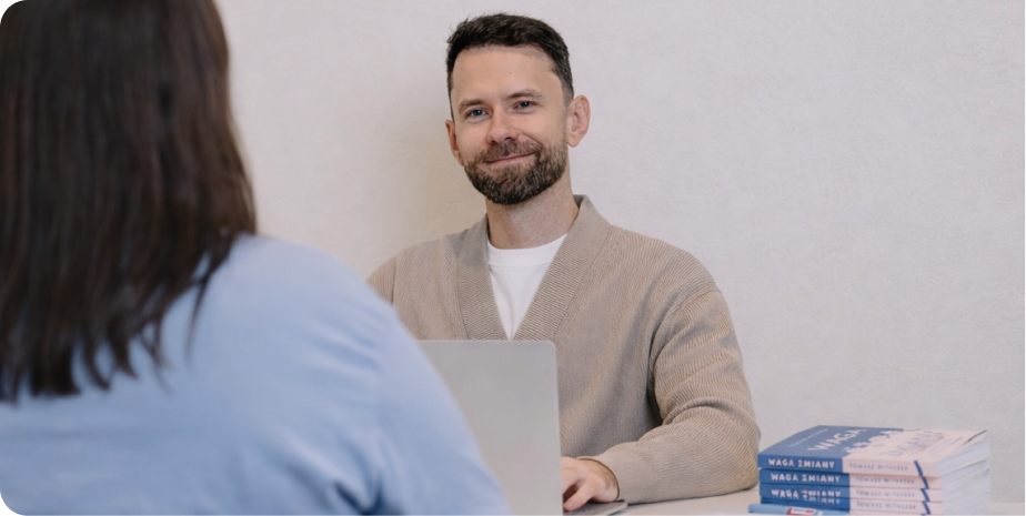 Lekarz specjalista podczas konsultacji z pacjentem w gabinecie Waga Zmiany